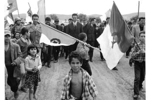 Ahmed Ben Bella, leader du Front de Libération Nationale (FLN), libéré après la signature des accords d’Évian et la proclamation du cessez-le-feu le 19 mars 1962, et Houari Boumédiène,commandant de l’Armée des frontières (ALN) , au Maroc, au printemps 1962. © Archives Jeune Afrique