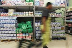(illustration) La consommation du lait dans le supermarché Carrefour Express dans le Quartier Ennasr city à Tunis. © Photo de Ons Abid pour Jeune Afrique