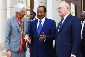 Christine Lagarde, Paul Biya et Michel Sapin, à Yaoundé, en décembre 2016. © Anadolu/AFP