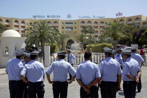 Des policiers tunisiens devant l’hôtel Imperial Marhaba, le 29 juin 2015. © Darko Vojinovic/AP/SIPA