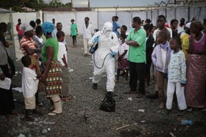 Traitement contre Ebola au centre spécialisé pour éliminer le virus à Monrovia, capitale du Liberia, en 2014. © Jerome Delay/AP/SIPA