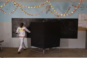 Dans un bureau de vote, au Sénégal. © Rebecca Blackwell/AP/SIPA