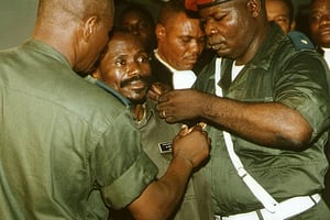 Au centre, le colonel Eddy Kapend, soupçonné d’être impliqué dans l’assassinat de Laurent-Désiré Kabila, se fait retirer son insigne militaire, à Kinshasa, 2001 © Blaise Musau/AP/SIPA