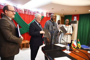 Le Burkinabè Paul Kaba Thieba (au centre), avec, notamment, Pierre-René Lemas, le directeur général de la CDC, le 4 avril. © AFD