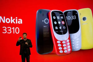 Arto Nummela, PDG de HMD Global, présente la nouvelle version du Nokia 3310 lors du congrès mondial de la téléphonie mobile, à Barcelone, en février 2017 © Emilio Morenatti/AP/SIPA
