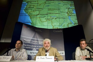 Une équipe de scientifiques canadiens expliquant lors d’une conférence de presse à Winnipeg (Canada) l’envoi d’une équipe en RDC pour aider à lutter contre le virus Ebola, le 17 septembre 2007. © JOHN WOODS/AP/SIPA