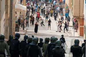 Les manifestants face aux forces de sécurité à Imzouren près d’Al-Hoceima le 2 juin 2017. © Stringer/AFP