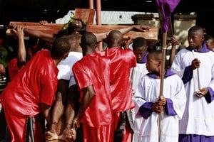 Un fidèle rejoue la crucifixion du Christ, lors des célébrations de Pâque, en 2014 au Nigeria. © Sunday Alamba/AP/SIPA