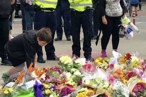 Des fleurs déposées par des passants en hommage aux victimes des attentats de Londres, le 5 juin 2017. © Shiomi Kadoya/AP/SIPA
