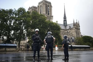 Des policiers devant Notre Dame, à Paris, le 6 juin 2017. © Matthieu Alexandre/AP/SIPA