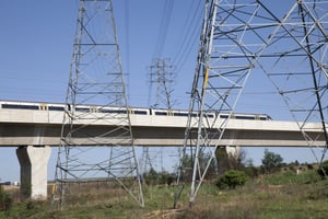 Pont sur lequel passe le train Gautrain près de la ville de Midrand. © Marc SHOUL pour Jeune Afrique