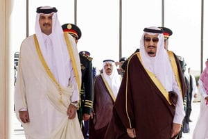 L’émir du Qatar, Sheikh Tamim bin Hamad Al-Thani, lors d’une visite au roi Salman d’Arabie saoudite, le 17 février 2015 à Riyad. © AP/SIPA
