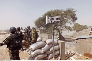 Soldats camerounais engagés dans la lutte contre Boko Haram, postés à la frontière nigériane, le 25 février 2015. © Edwin Kindzeka Moki/AP/SIPA
