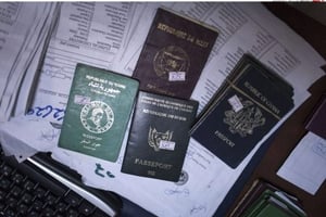 Plusieurs passeports africains (photo d’illustration) © Manu Brabo/AP/Sipa
