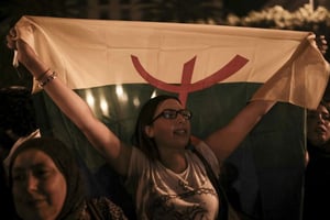 Une femme arbore le drapeau berbère lors d’une manifestation à Rabat en soutien au mouvement populaire dans la région du Rif, en mai 2017. © Mosa’ab Elshamy/AP/SIPA