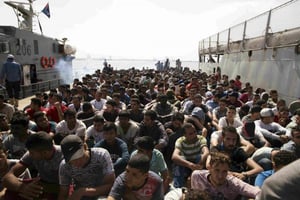 Des migrants détenus dans une base de Tripoli, après avoir tenté de traverser la Méditerranée, en mai 2017. © MOHAME BEN KHALIFA/AP/SIPA