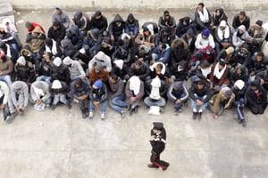 Un groupe de migrants tunisiens, en février 2011 à Lampedusa (Italie). © Daniele La Monaca/AP/SIPA