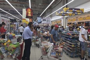 Dans un supermarché à Doha, au Qatar, alors que les pays du Golfe viennent d’annoncer rompre leurs relations diplomatiques avec le Qatar, le 5 juin 2017. © AP/SIPA
