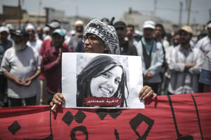 A Rabat, le 11 juin 2017, pendant une manifestation en soutien aux habitants du Rif, une femme tient un portrait d’une manifestante arrêtée quelques jours plus tôt. © Mosa’ab Elshamy/AP/SIPA