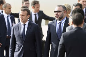 Le président français, Emmanuel Macron, à sa descente d’avion, accueilli par le roi du Maroc Mohammed VI le 14 juin 2017 à Rabat. © Abdeljalil Bounhar/AP/SIPA
