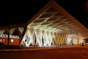 Le nouveau terminal de Marrakech-Menara dispose d’une galerie marchande importante. © calflier001 by Wikimédia Commons