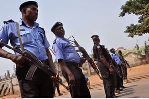 Des policiers en faction dans une rue à Abuja, au Nigeria. © Olamikan Gbemiga/AP/SIPA