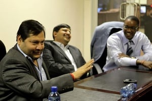 Ajay et Atul Gupta avec un des fils du président, Duduzane Zuma, actionnaire de plusieurs de leurs sociétés, à Johannesburg, en mars 2011. © Gallo Images/City Press/Muntu Vilakazi/Getty