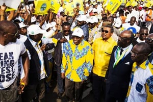 Zacharie Myboto, le patron de l’Union nationale (UN), et le candidat Jean Ping lors du meeting de clôture de sa campagne à Libreville, lors de la présidentielle de 2016. © Baudouin Mouanda pour JA