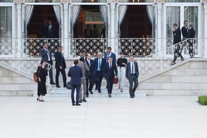 En visite officielle à Rabat, le 14 juin,  Emmanuel Macron, entouré de Philippe Étienne, d’Ahlem Gharbi et d’Aurélien Lechevallier(de g. à dr.). © FADEL SENNA/AFP