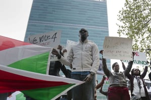 Des manifestants de la diaspora burundaise devant le siège de l’ONU à New York, le 26 avril 2016. © Bebeto Matthews/AP/SIPA