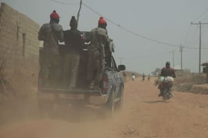 Des forces de sécurité nigérianes patrouillent le 24 février 2017. © Lekan Oyekanmi/AP/SIPA