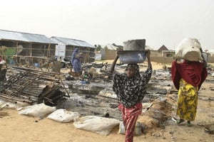 Des jeunes filles devant les stigmates d’une attaque menée le 8 juin dernier dans le camps de déplacés proche de Maiduguri. Une nouvelle attaque a fait 16 morts ce dimanche 18 juin. © Jossy Ola/AP/SIPA