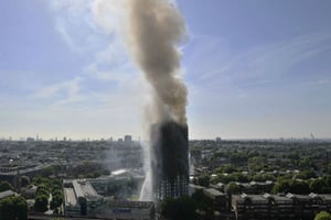 La tour Grenfell  en feu à Londres, le 14 juin 2017. © Victoria Jones/AP/SIPA