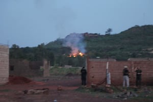 Un bâtiment en flammes près de l’une des piscines du campement Kangaba, cible d’une attaque terroriste ce dimanche 18 juin. © Baba Ahmed/AP/SIPA