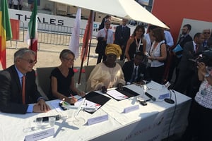 La signature du contrat d’achat des deux ATR avec, de gauche à droite : le dg d’ATR, Elisabeth Borne ministre française des transports, la ministre sénégalaise du tourisme et des transports, le dg d’Air Sénégal. © Rémy Darras