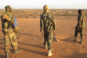 Des militaires maliens surveillent les abords de la ville de Ménaka au nord du Mali en mars 2014. © Dorothée Thiénot pour Jeune Afrique