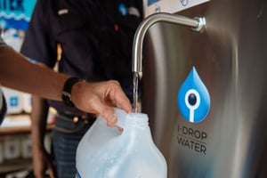 Grâce à I-Drop Water, les épiceries produisent leur propre eau traitée. (illustration) © Chivas The Venture