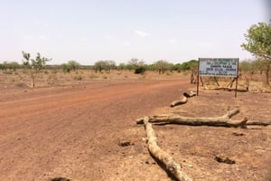 A gauche de la plaque qui délimite la forêt, on constate la dégradation de l’environnement et l’avancée de la sécheresse. © L’Economiste du Faso