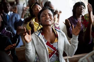 Prière dans une église de Kinshasa pendant la campagne électorale de 2017. © Gwenn DUBOURTHOUMIEU/JA