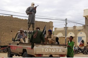 Un groupe de combattants d’Al Qaïda, lié à l’organisation terroriste Ansar Dine, au Mali, à Tombouctou en 2012. © STR/AP/SIPA