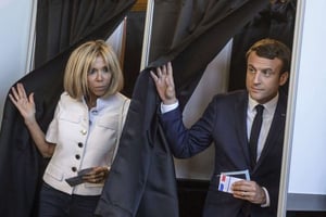 Emmanuel Macron et sa femme qui sortent de l’isoloir, lors des élections législatives, le 11 juin 2017. © Christophe Petit-Tesson/AP/SIPA