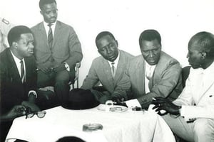 Habib Thiam (2e depuis la gauche, assis en hauteur) lors d’une visite du président de la République de Guinée, Sékou Touré (2e depuis la droite) en 1960. © Karim Ndiaye fils de Valdiodio Ndiaye/CC/ Wikimedia Commons