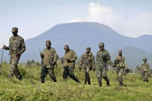 Des soldats des FARDC sur les collines proches de Goma, dans le Nord-Kivu, lors de la guerre contre les rebelles du M23 en 2013. © Joseph Kay/AP/SIPA