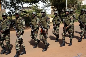 Des soldats maliens près de l’hôtel Radisson Blu de Bamako, le 20 novembre 2015 (photo d’illustration). © Jerome Delay/AP/SIPA