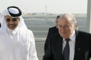 Mohammed Bin Hammam, président de la Confédération asiatique de football, accueille Sepp Blatter, alors président de la Fifa, à Doha, au Qatar, le 16 décembre 2010. © Osama Faisal/AP/SIPA
