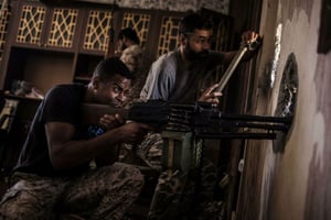Un combattant des Forces libyennes, affiliées au gouvernement de Tripoli, lors d’affrontements à Syrte en septembre 2016. © Manu Brabo/AP/SIPA