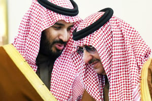 Mohamed Ibn Salman (à g.) en conversation avec Mohamed Ibn Nayef, lors d’un sommet du Conseil de coopération du Golfe (CCG), le 9 décembre 2015, à Riyad. © fayez nureldine/AFP