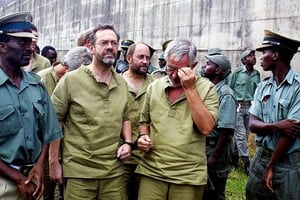 En mars 2004, Simon Mann (à g.) est arrêté au Zimbabwe pour sa participation à un putsch raté en Guinée équatoriale. Quatre ans plus tard, il sera extradé vers ce pays. © STR/AFP