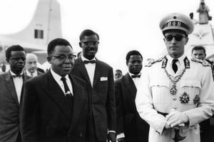Arrivée du roi des Belges, Baudouin, le 29 juin 1960, à Léopoldville, pour la célébration de l’Indépendance du Congo. Il est accueilli à l’aérodrome de Ndjili par Joseph Kasa Vubu, président de la république du Congo indépendant et Patrice Lumumba, Premier ministre. © Archives Jeune Afrique-REA