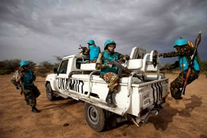 Des soldats tanzaniens de la Minuad, la force conjointe de maintien de la paix au Darfour de l’ONU et de l’UA, en juillet 2014. © Albert Gonzalez Farran/AP/SIPA